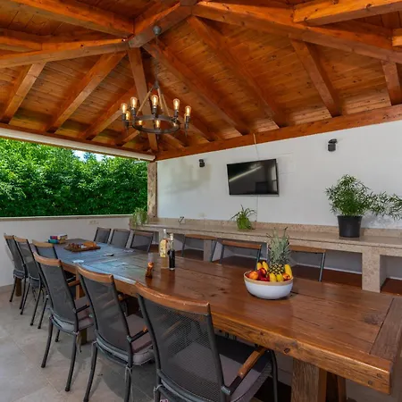 Vesna Branka Villa *